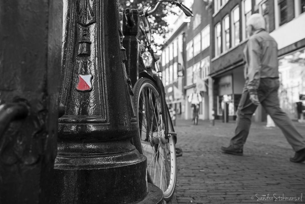 Vanuit laagstandpunt Oudegracht paaltje met Utrechts stadssymbool en fiets gefotografeerd in Utrecht, FotoJam 2015, by Sandra Stokmans