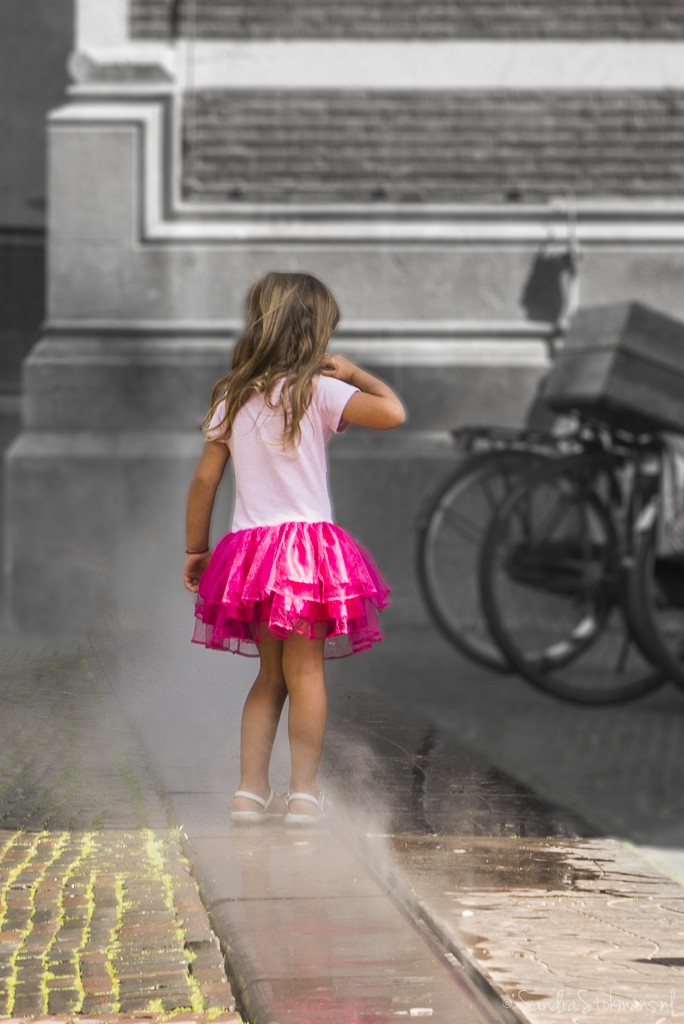 Meisje gefascineerd door stoom bij Domplein in Utrecht, FotoJam 2015, straatfotografie, by Sandra Stokmans