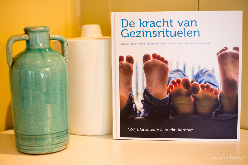 Het boek de kracht van Gezinsrituelen van Inspirituals met foto's door Sandra Stokmans Fotografie