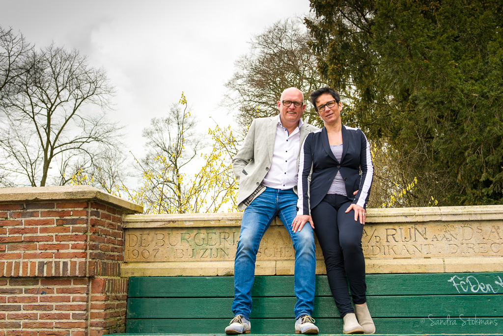 Een stel op de foto in Park Rijnstroom in Alpen aan de Rijn, foto door Sandra Stokmans Fotografie