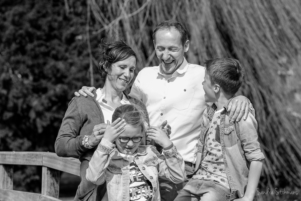 Gezinsportret in het park Rijnstroom in Alphen aan de Rijn, foto door Sandra Stokmans Fotografie