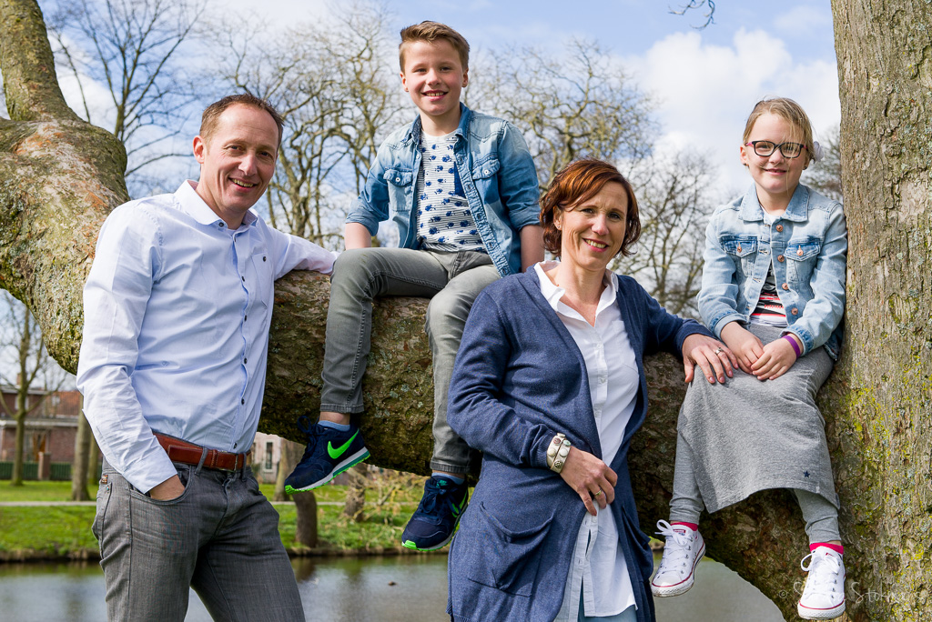 familie fotoshoot, familie portret in het park Rijnstroom in Alphen aan de Rijn, foto door Sandra Stokmans