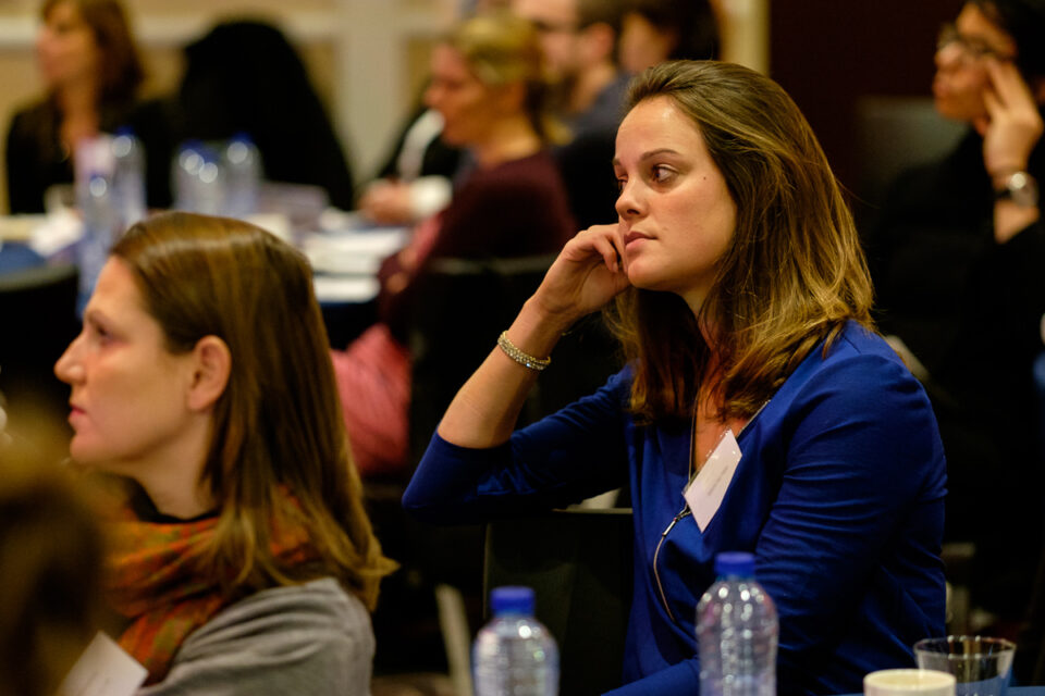 Luisterende mensen tijdens een het maken van een evenement reportage. Zakelijke fotografie, bedrijfsfotografie, evenement fotografie, image by Sandra Stokmans Fotografie