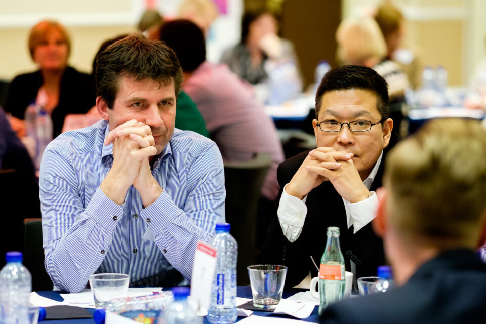 Beeld van bezoekers tijdens een het maken van een evenement reportage. Zakelijke fotografie, bedrijfsfotografie, evenement fotografie, image by Sandra Stokmans Fotografie