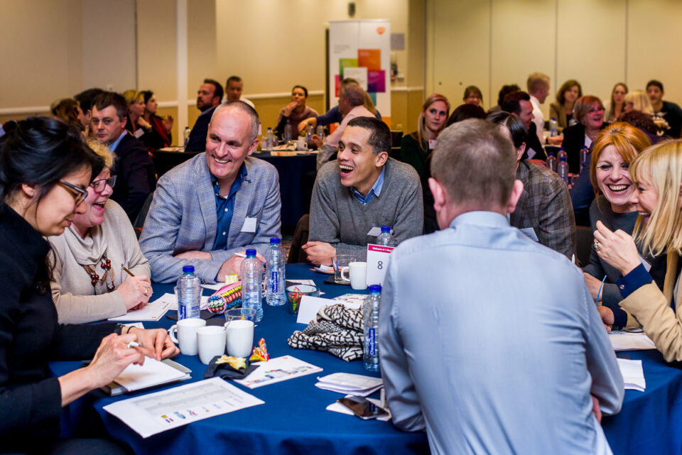 Werkende mensen tijdens een het maken van een evenement reportage. Zakelijke fotografie, bedrijfsfotografie, evenement fotografie Sandra Stokmans Fotografie