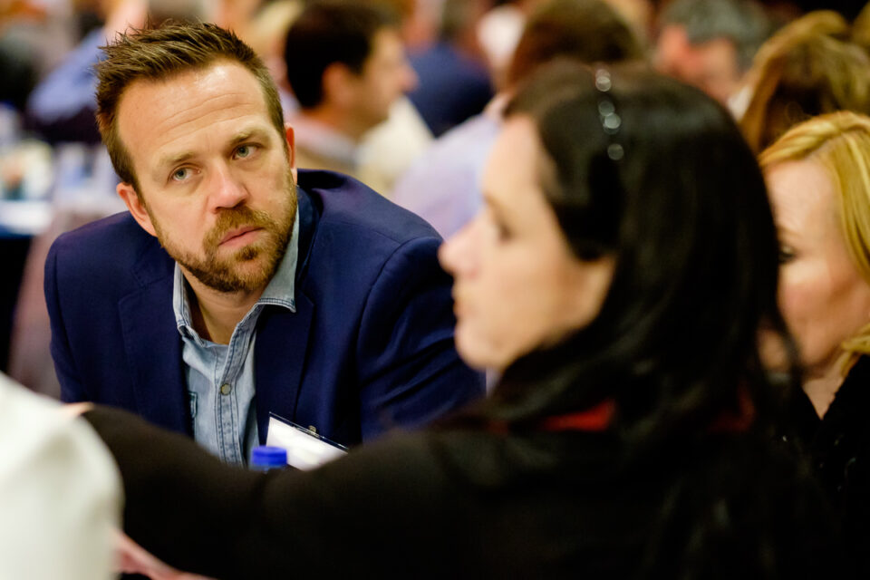 Portret van een zakenman tijdens het maken van een evenement reportage, bedrijfsfotografie, evenementen fotografie Sandra Stokmans Fotografie