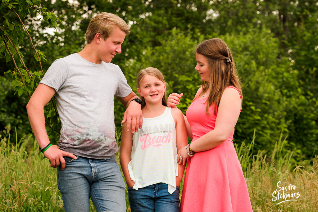 Familie shoot voor een vaderdag cadeau, foto van zussen en broer, familie fotografie, foto door Sandra Stokmans Fotografie