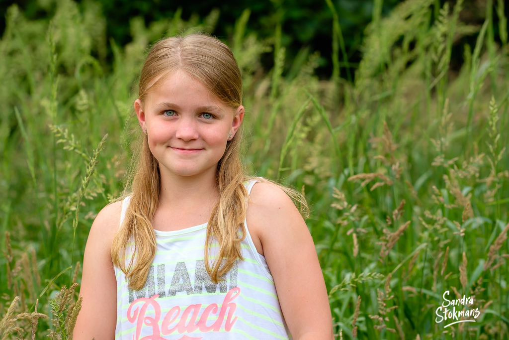 Buiten kinderportret meisje, foto door Sandra Stokmans Fotografie