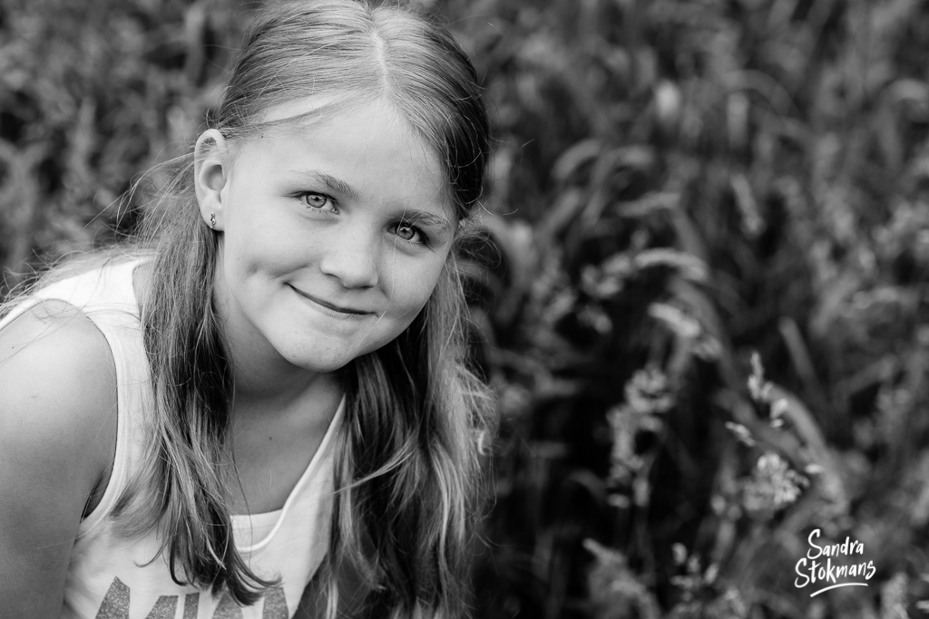 Buiten kinderportret meisje, foto door Sandra Stokmans Fotografie