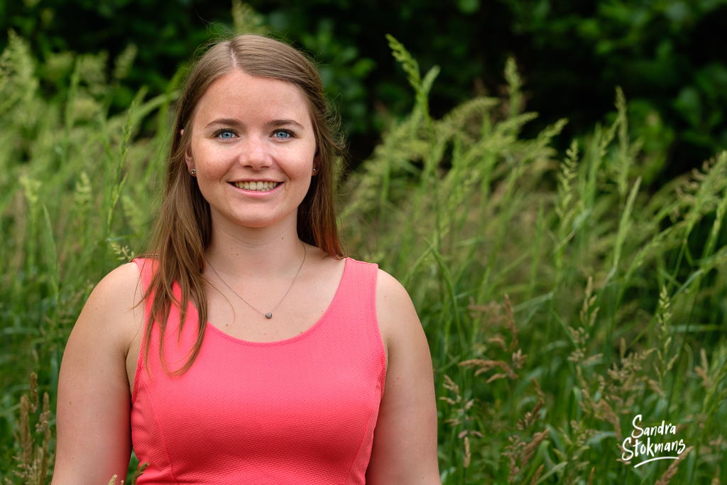 Buiten portret jonge vrouw, foto door Sandra Stokmans Fotografie