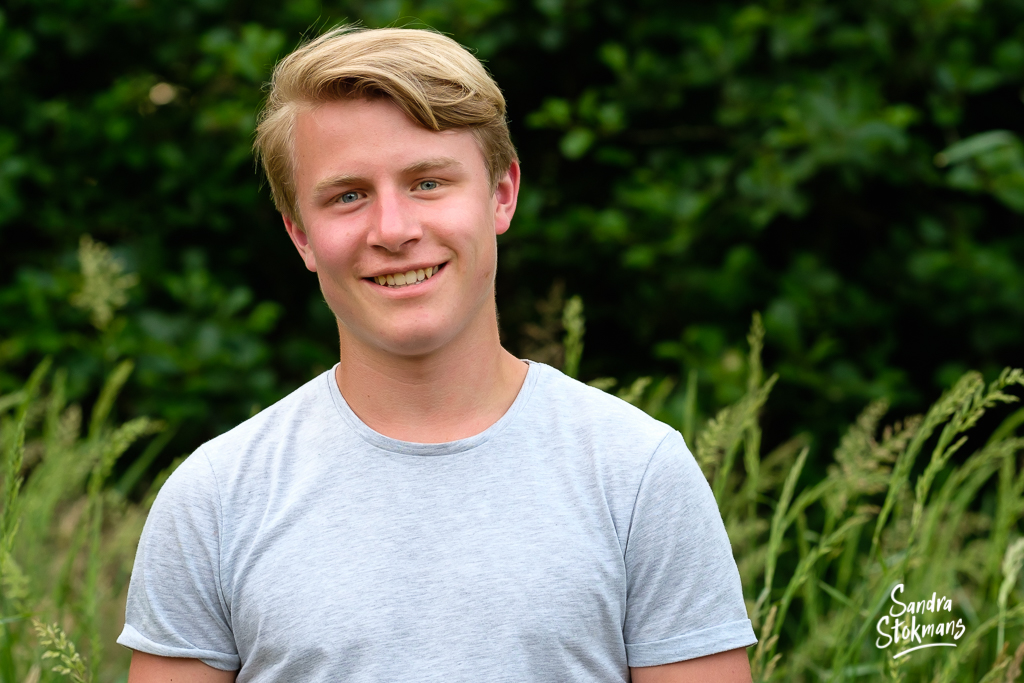 Buiten portret jonge man, foto door Sandra Stokmans Fotografie