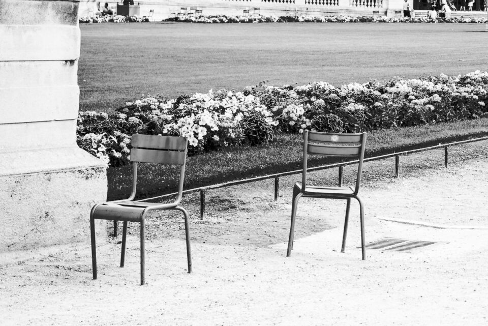 Lege stoeltjes in de Jardin de Luxembourg, Parijs,, reisfotografie Sandra Stokmans Fotografie