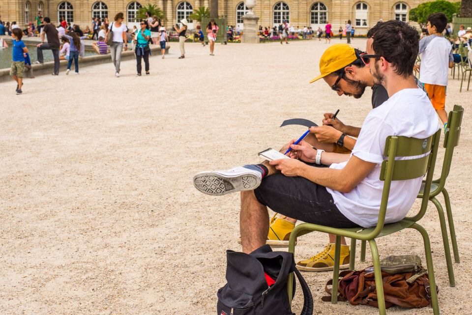 Tekenaars in de Jardin de Luxembourg, Parijs, reisfotografie Sandra Stokmans Fotografie