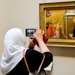 Moslima die Maria fotografeert met Iphone in Louvre, Parijs, reisfotografie Sandra Stokmans Fotografie