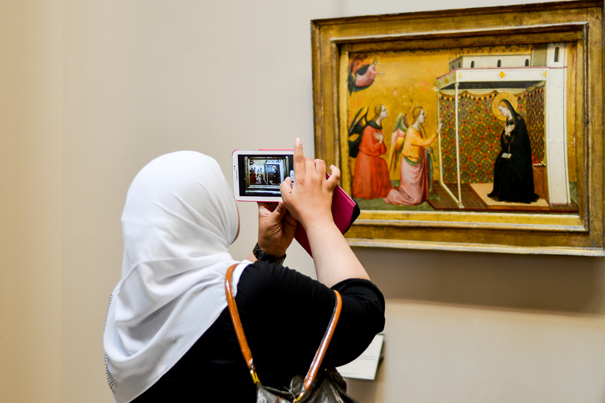 Moslima die Maria fotografeert met Iphone in Louvre, Parijs, reisfotografie Sandra Stokmans Fotografie