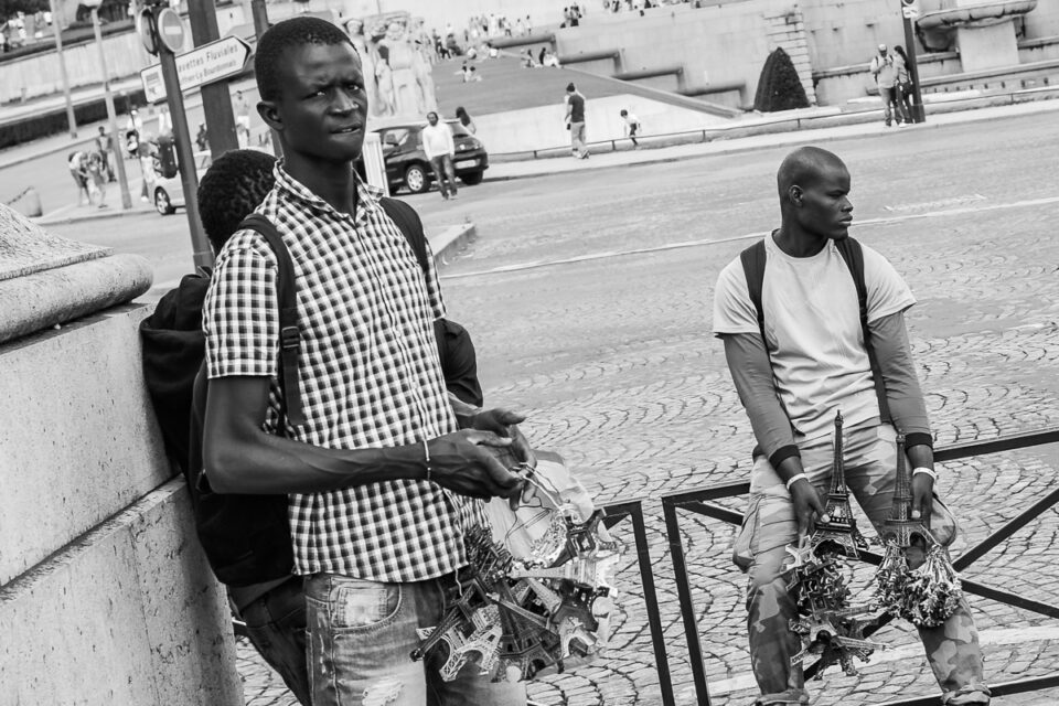 Verkopers bij de Eiffel Toren, Parijs, reisfotografie Sandra Stokmans Fotografie