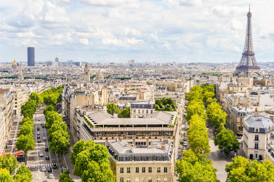 Aanblik vanuit de Arc De Triomphe over PArijs en de Eiffel Toren, Frankrijk. reisfotografie Sandra Stokmans Fotografie