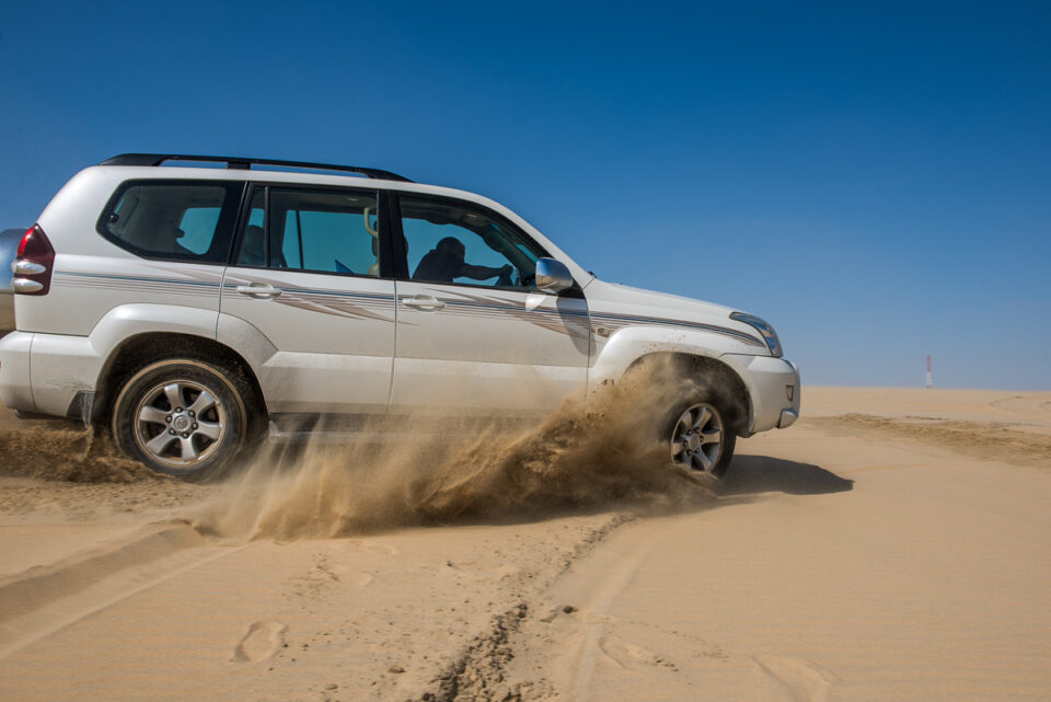 In de zandduinen rijden met auto, Qatar, Inland Sea, reisfotografie Sandra Stokmans Fotografie