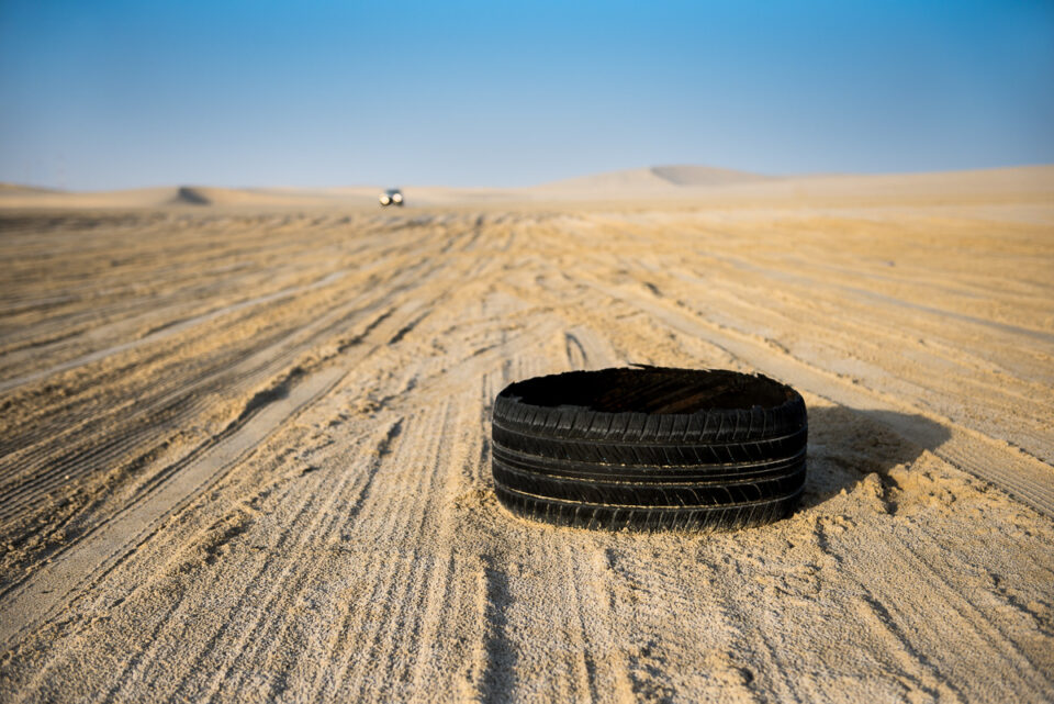 Verlaten band midden in de woestijn, Inland Sea, Qatar, reisfotografie Sandra Stokmans Fotografie