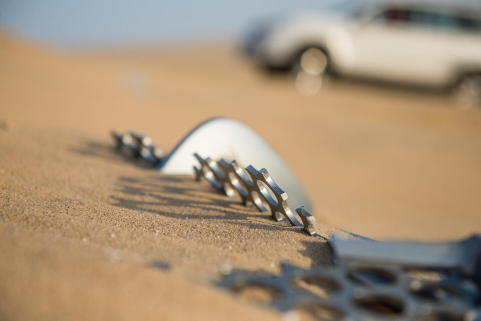 Verlaten auto onderdelen midden in de woestijn, Inland Sea, Qatar, reisfotografie Sandra Stokmans Fotografie