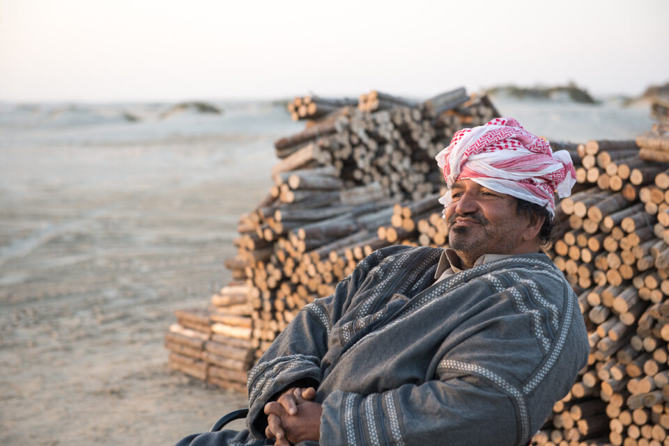 Verkoper van boomstronken, Inland Sea, Qatar, portretfotografie, reisfotografie Sandra Stokmans Fotografie