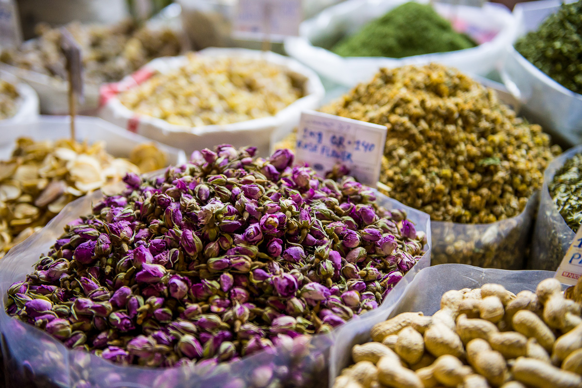 Prachtige kleurrijke kruiden, Souk, Qatar, editorial fotografie, reisfotografie Sandra Stokmans Fotografie