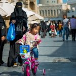 Meisje op een fiets in de Souk, Doha, Qatar, reisfotografie Sandra Stokmans Fotografie