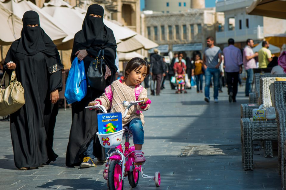 Meisje op een fiets in de Souk, Doha, Qatar, reisfotografie Sandra Stokmans Fotografie