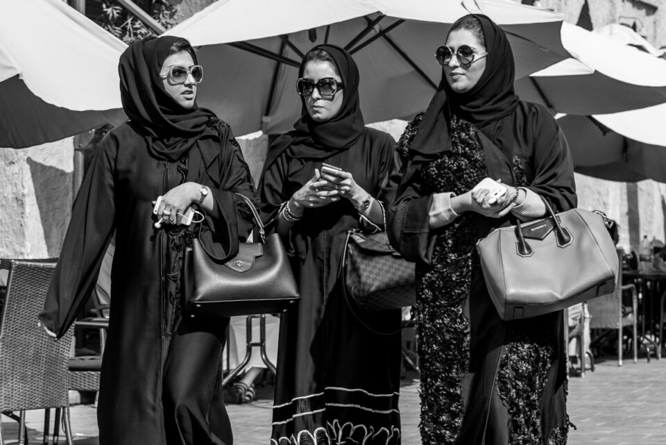 Drie stijlvol geklede gesluierde dames in Souk, Doha, Qatar, reisfotografie Sandra Stokmans Fotografie
