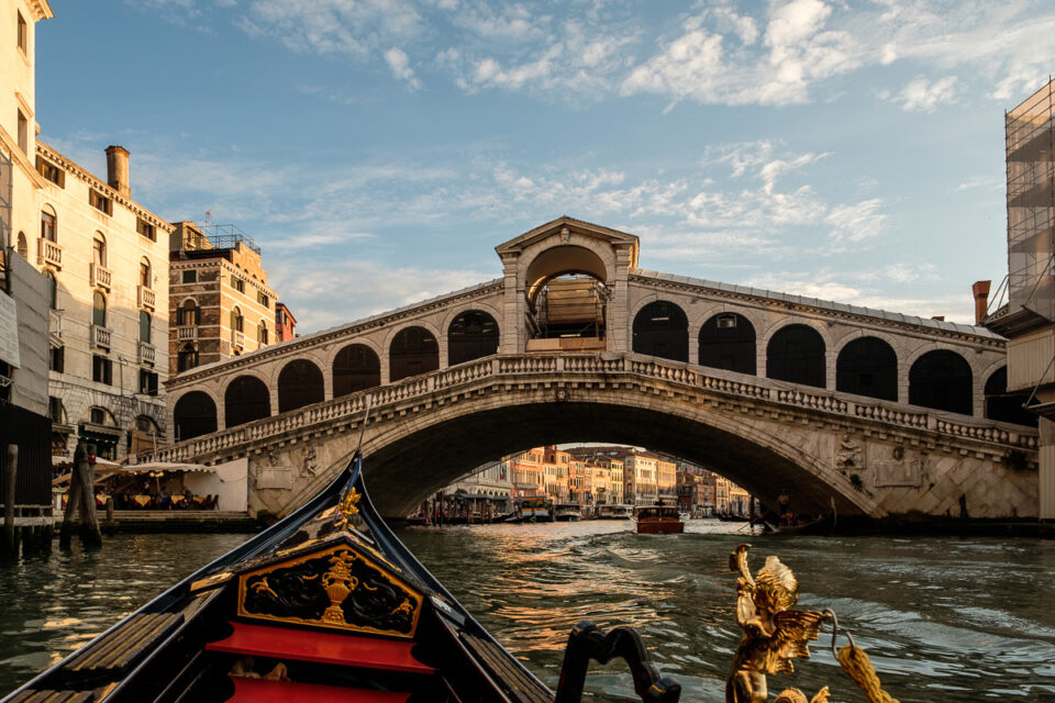 De Rialto brug in Venetië gezien van een gondel rit, Italië, reisfotografie Sandra Stokmans Fotografie