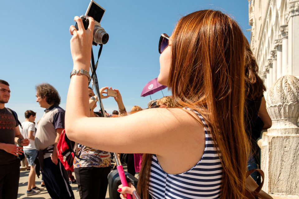 Foto's maken van jezelf met een selfie stick, Venetië, Italië, reisfotografie Sandra Stokmans Fotografie