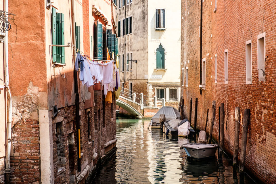 Indruk van een van de kanalen van Venetië met de bootjes en de was, reisfotografie, Sandra Stokmans Fotografie