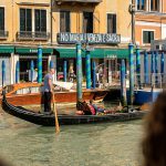 Bord dat zegt Geen Maffia, Venetië is heilig terwijl er gondela rit onder plaatsvind, Italië, reisfotografie Sandra Stokmans Fotografie