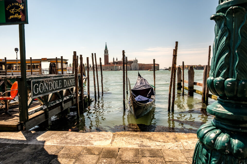 Uitzicht vanuit San Marco plein over het water met gondel ervoor, Venetië, Italië, reisfotografie Sandra Stokmans Fotografie