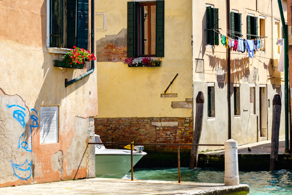 Indruk van een van de kanalen van Venetië met de bootjes en de was, reisfotografie, Sandra Stokmans Fotografie