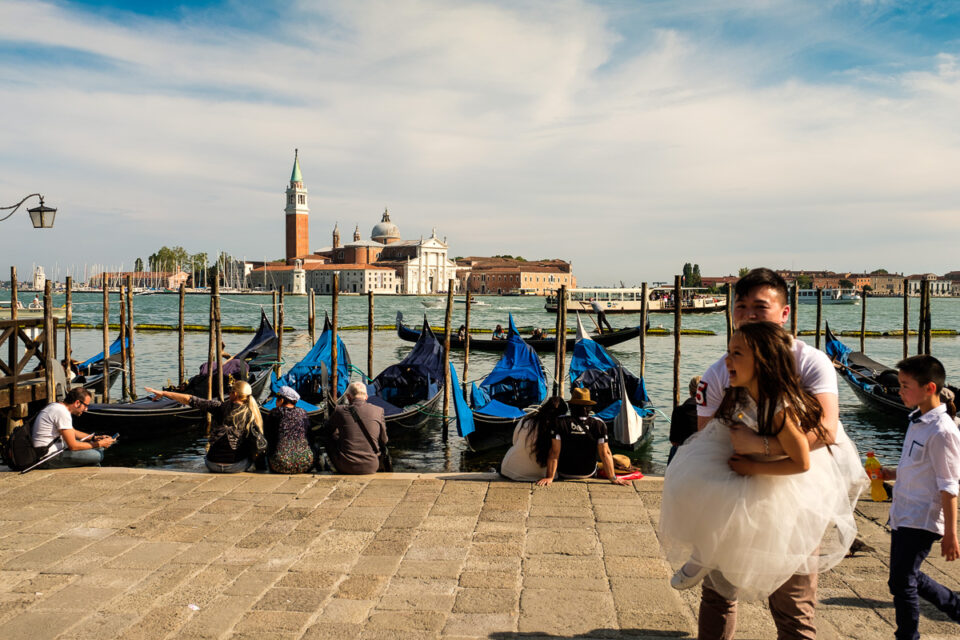 Uitzicht vanuit San Marco plein over het water met gondela's ervoor, Venetië, Italië, reisfotografie Sandra Stokmans Fotografie