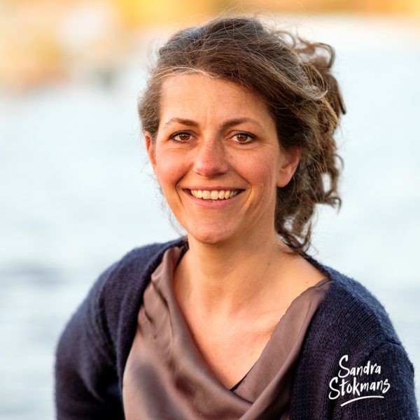Zakelijke profielfoto, Portretfoto Ingrid Landmeter, kindercoach en eigenaar van Ruimte voor IK, foto door Sandra Stokmans Fotografie