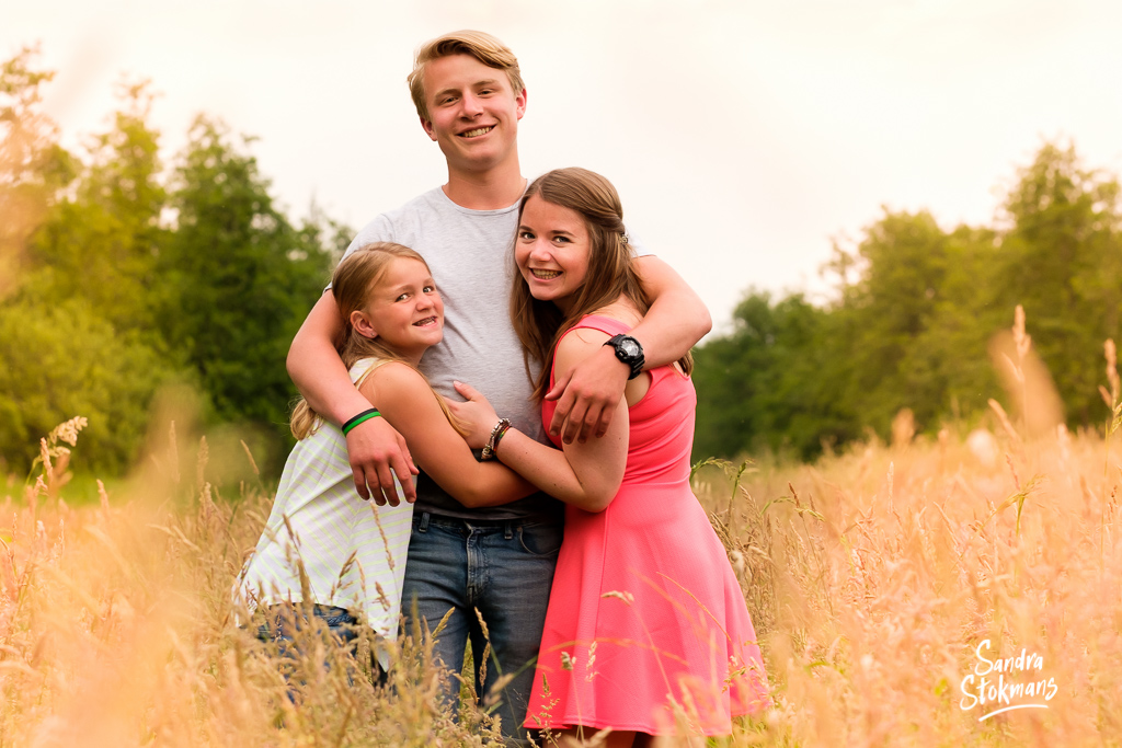 Vaderdag cadeau, foto van zussen en broer, familie fotografie, foto door Sandra Stokmans Fotografie