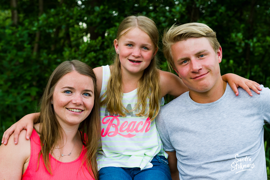 Familie foto van twee zussen en een broer voor vaderdag, foto door Sandra Stokmans