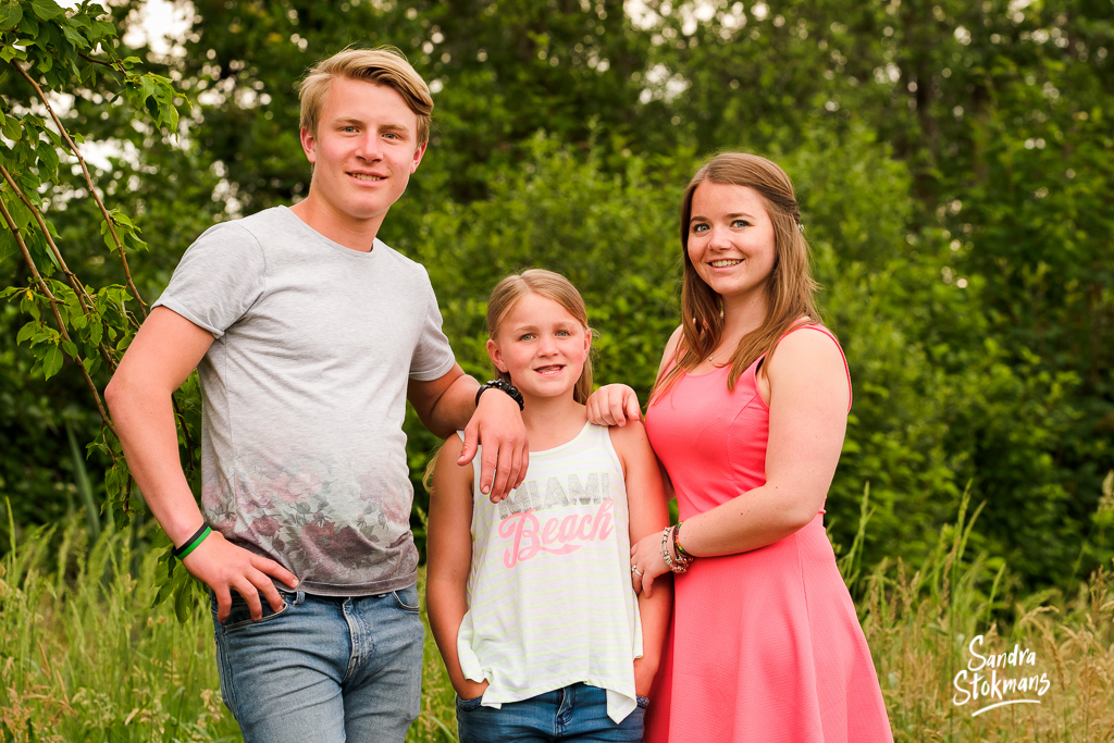 Familie shoot voor een vaderdag cadeau, foto van zussen en broer, familie fotografie, foto door Sandra Stokmans Fotografie