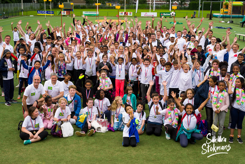 Groepsfoto uit de foto reportage van Unit4 Cares Kids Sports Day in Rotterdam, foto door Sandra Stokmans Fotografie