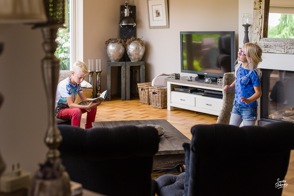 Day in the Life moment waarop meisje haar danspasjes oefent , documentaire familie fotografie, image by Sandra Stokmans Fotografie