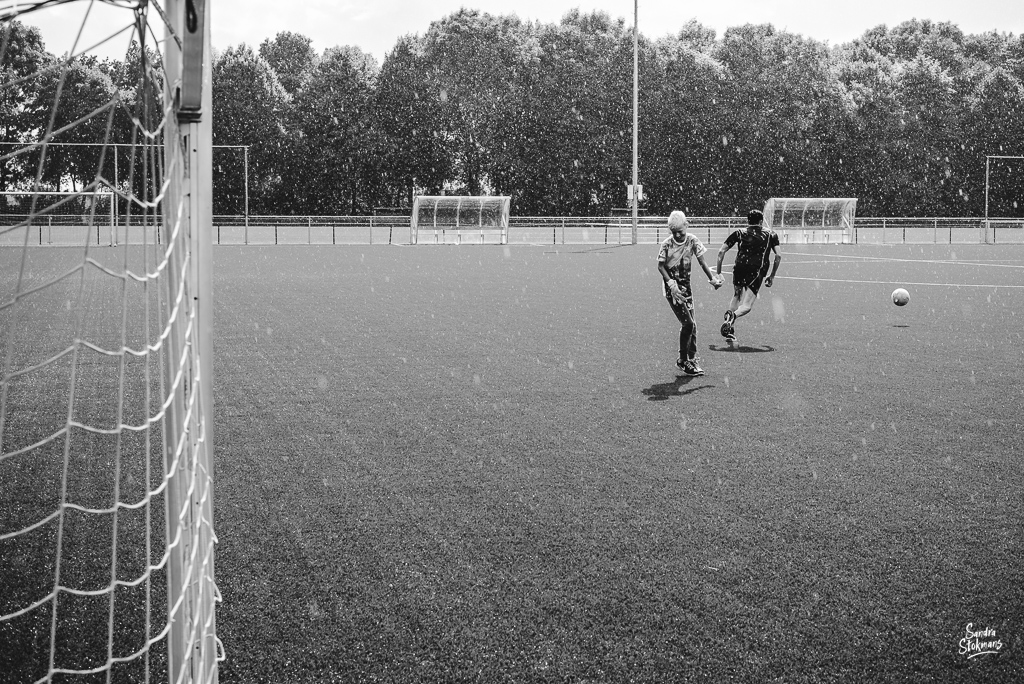 Day in the Life momenten voetballen in regen, documentaire familie fotografie, image by Sandra Stokmans Fotografie