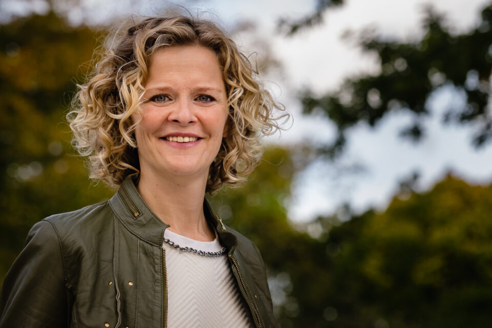 Professioneel portret voor website, zakelijke portretfoto, social media profielfoto, zakelijke fotografie door Sandra Stokmans Fotografie