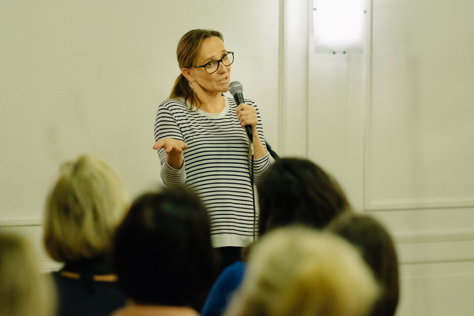 Evenement fotografie tijdens een product lancering van het Complimentenspel, Tischa Neve, foto door Sandra Stokmans Fotografie