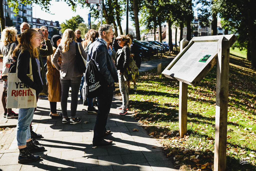 Bij het Monument van Bezinning in Vlaardingen, Beeldreportage van een bijeenkomst van College van de Rechten van de Mens, beeldverslag zakelijke fotografie, image by Sandra Stokmans Fotografie