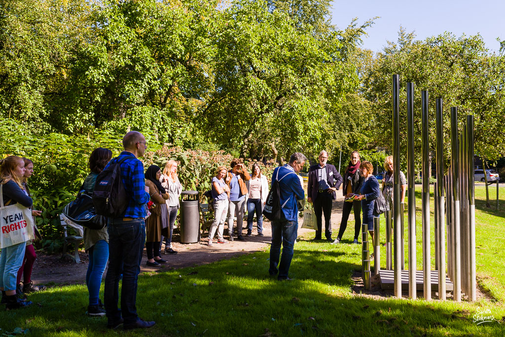 Bij Mensenrechtenmonument Vlaardingen, Beeldreportage van een bijeenkomst van College van de Rechten van de Mens, beeldverslag zakelijke fotografie, image by Sandra Stokmans Fotografie