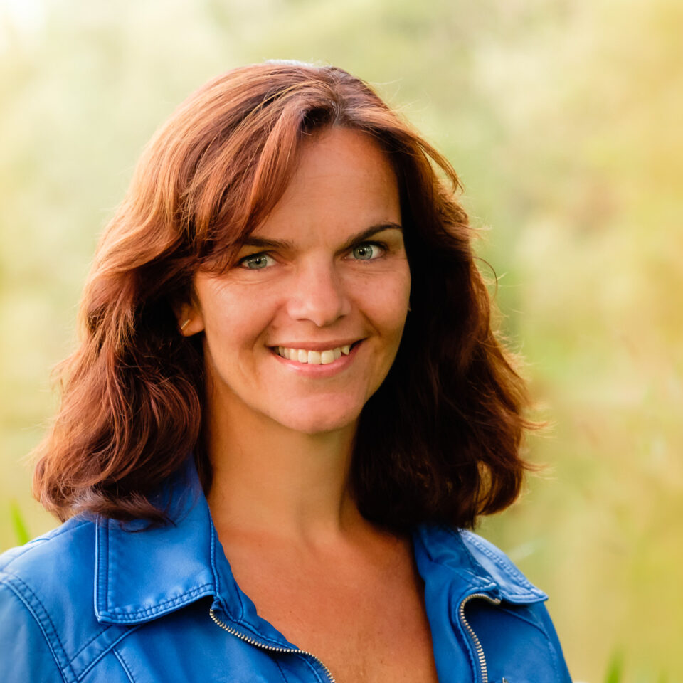 Social Media Profielfoto, zakelijk portret vrouw, portretfotografie, bedrijfsfotografie door Sandra Stokmans Fotografie