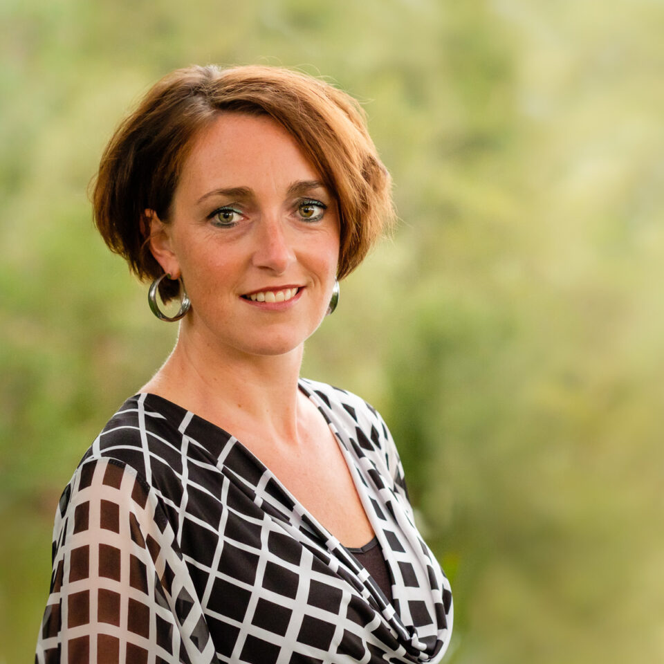 Social Media Profielfoto, zakelijk portret vrouw, portretfotografie, bedrijfsfotografie door Sandra Stokmans Fotografie
