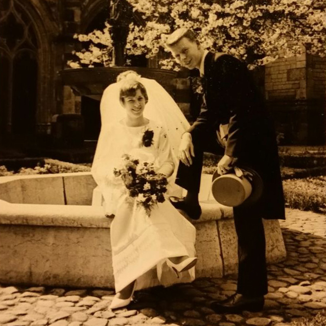 Oude trouwfoto 50 jaar geleden in de kloostertuin in Utrecht